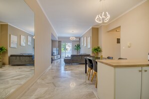 Serenity Apartment (3 Bedrooms) | Area keluarga | Televisi layar datar 27-inci dengan saluran TV satelit dan TV