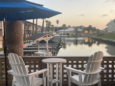 Guest Favorite, End–unit, Next to pool, Private Boat Slip, 5 Min to Beach.