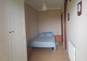 3 bedrooms, desk, iron/ironing board, free WiFi