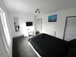 4 bedrooms, desk, bed sheets - Kensington Stories - 4 Bed House (Watford)