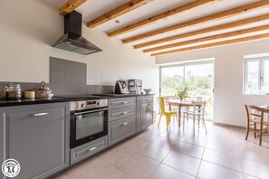Fridge, microwave, oven, dishwasher - Charmante Maison Cocooning en Pleine Nature (SAINT DIER D'AUVERGNE)