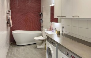 Combined shower/bathtub