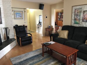 TV connectée, cheminée, lecteur de DVD, chaîne hi-fi