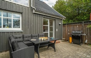 Outdoor dining - Stunning home in Grenaa with WiFi (Grenaa)