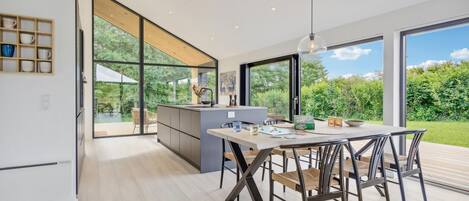 Fridge, oven, stovetop, dishwasher