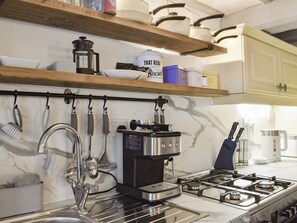 Cadeirão de bebê, talheres/pratos/utensílios de cozinha