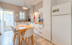 Réfrigérateur, plaque de cuisson, lave-vaisselle, cafetière/bouilloire