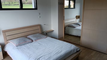 4 bedrooms, iron/ironing board, free WiFi
