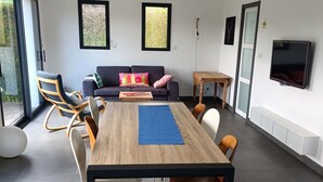 Una sala de estar moderna con una mesa de comedor, sofá y sillas.