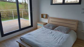 4 bedrooms, iron/ironing board, free WiFi