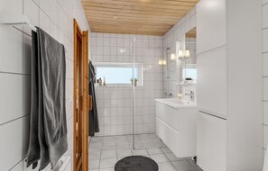 Shower - Beautiful home in ølsted with sauna (Ølsted)