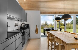 Fridge, stovetop, dishwasher, coffee/tea maker - Beautiful home in ølsted with sauna (Ølsted)