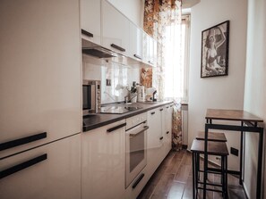 Een koelkast, een microgolfoven, een oven, een kookplaat