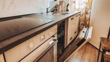 Frigorifero, microonde, forno, piano cottura