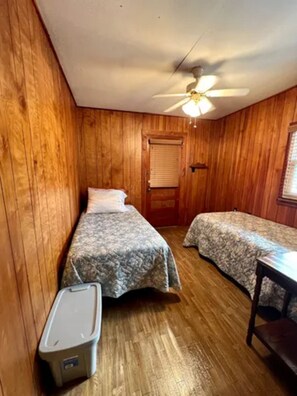 3 bedrooms, iron/ironing board, free WiFi, bed sheets - Cozy Mtn. Home in Newland (Newland)