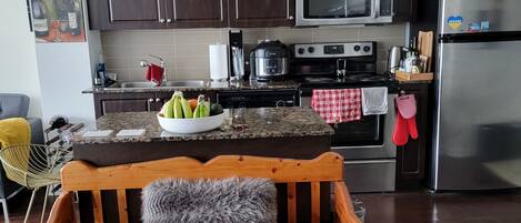 Refrigerador, microondas, horno y parrilla de estufa