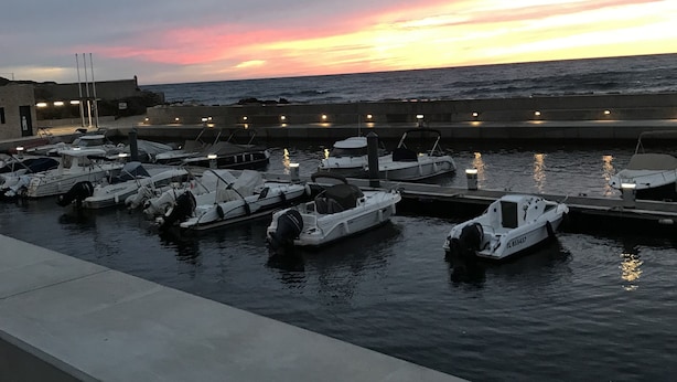 A marina with several boats docked, a calm sea, and a sunset in the background. - T4 100m2 beach 250m Six fours (Six-Fours-les-Plages)