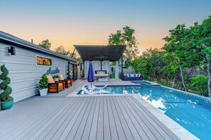 Alberca al aire libre y alberca climatizada