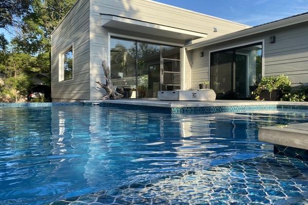 Een buitenzwembad en een verwarmd zwembad