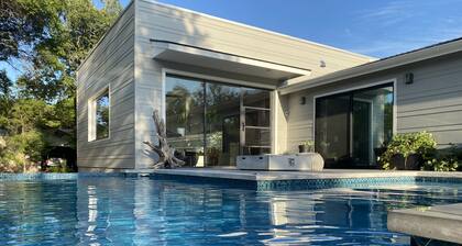 Modern Austin home with private pool/ hot tub & lake access, 2 stand up boards!