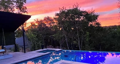 Modern Austin home w private pool and spa, Minutes to Lake Austin & Lake Travis!