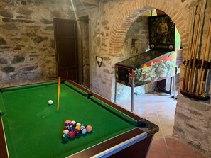 Games room - Lovely villa near Lucca, sleeps 15, ideal for pool, beach or sightseeing holiday (San Ginese di Compito, Capannori)