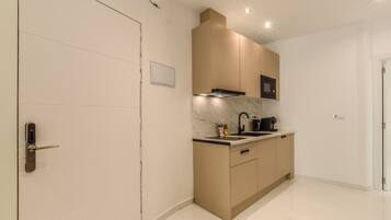 Een koelkast, een microgolfoven, een koffiezetapparaat/waterkoker