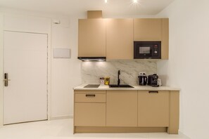 Réfrigérateur, micro-ondes, plaque de cuisson, cafetiÚre/bouilloire