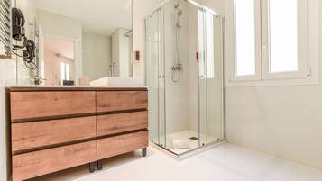 Een douche, een haardroger, handdoeken