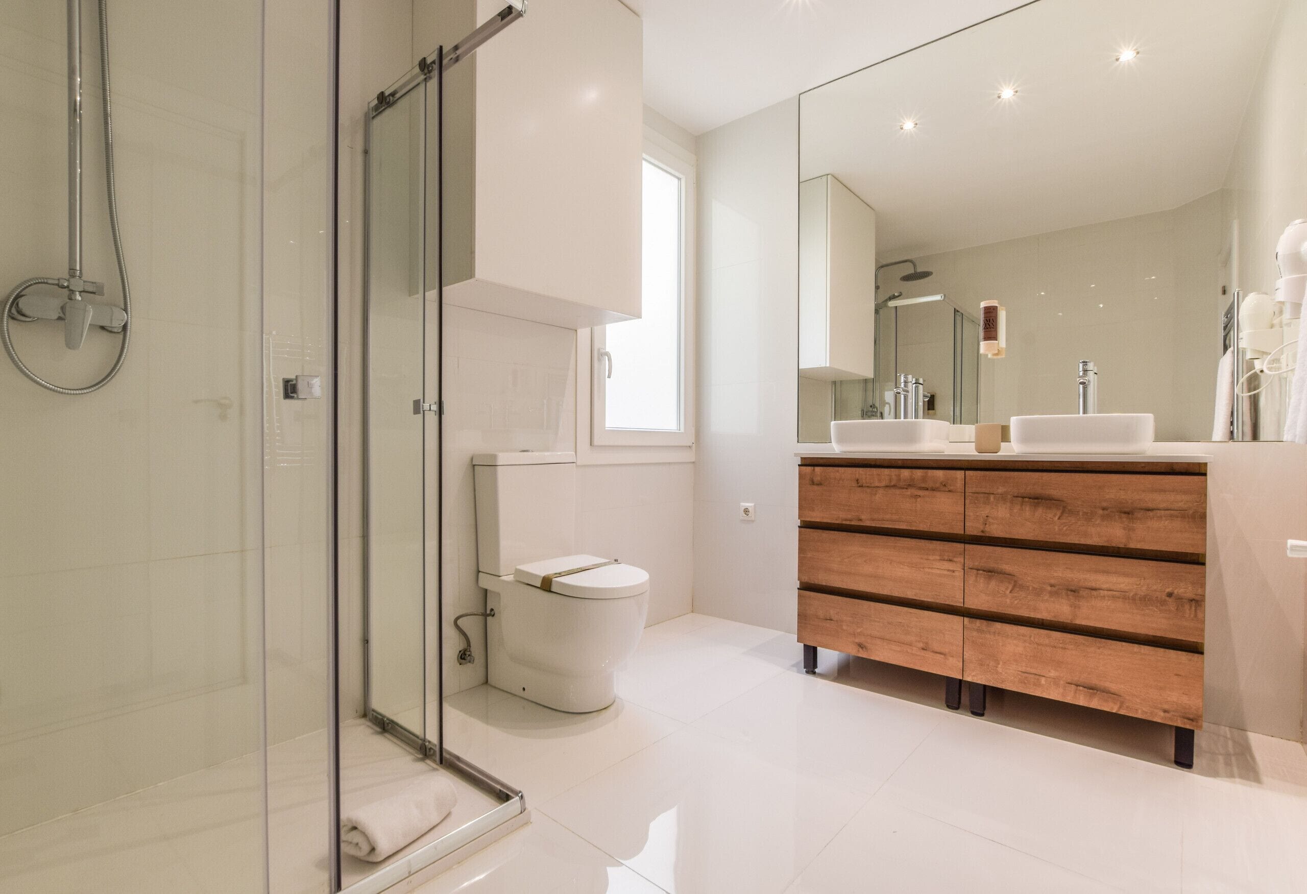 Een douche, een haardroger, handdoeken