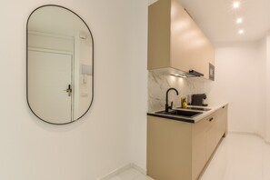 Fridge, microwave, stovetop, coffee/tea maker - Spectacular design apartment with balcony (Madrid)