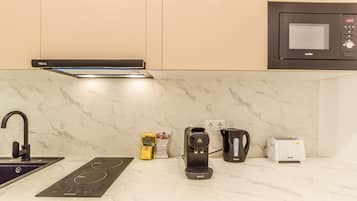 Frigorífico, microondas, placa de cocina y cafetera o tetera