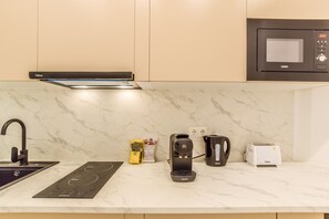 Réfrigérateur, micro-ondes, plaque de cuisson, cafetière/bouilloire