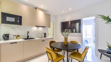 Kühlschrank, Mikrowelle, Herdplatte, Wasserkocher mit Kaffee-/Teezubehör