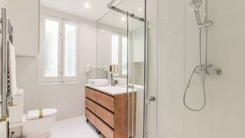 Een douche, een haardroger, handdoeken, zeep