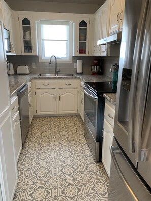 冰箱、微波炉、烤箱、炉灶