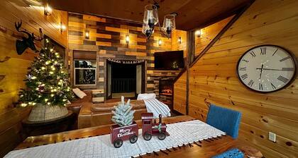 New Skyline Ridge Cabin 4 Br Decks w/ Views Gatlinburg Pigeon Forge Sevierville