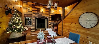 Skyline Ridge Cabin 4 Br Decks w Views Gatlinburg Pigeon Forge Sevierville