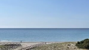 A beach with a wooden fence and a clear view of the ocean. - Simius beach - [Free Parking] (Simius)