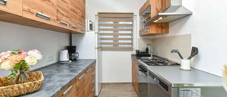 ثلاجة، ميكروويف، فرن، موقد طهي مسطح