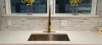 Luxurious and spacious house built for entertainment 5 min walk to lake!