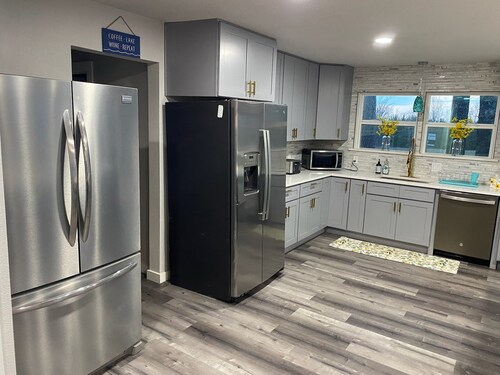 Luxurious and spacious house built for entertainment 5 min walk to lake!