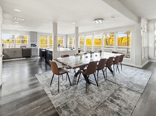 Luxurious and spacious house built for entertainment 5 min walk to lake!