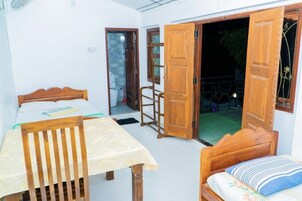 Escritorio, sistema de insonorización y wifi gratis 