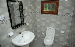 Artículos de tocador gratuitos, secador de pelo, toallas