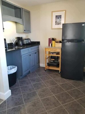 Fridge, microwave, oven, coffee/tea maker