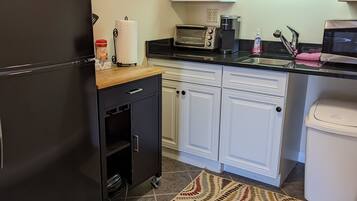 Réfrigérateur, micro-ondes, cafetière/bouilloire, grille-pain