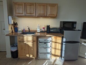 Kühlschrank, Mikrowelle, Wasserkocher mit Kaffee-/Teezubehör