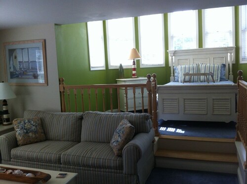 Studio stay with kitchenette, Wi-Fi & parking Sheepscot Harbour Studio #308