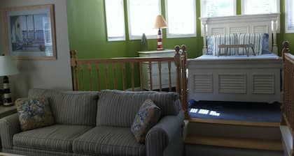 Studio stay with kitchenette, Wi-Fi & parking Sheepscot Harbour Studio #308